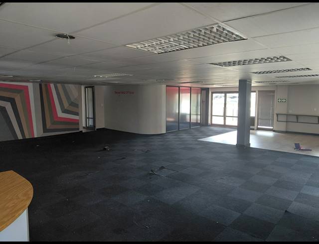 330M² OFFICE TO LET IN MAGALIESSIG